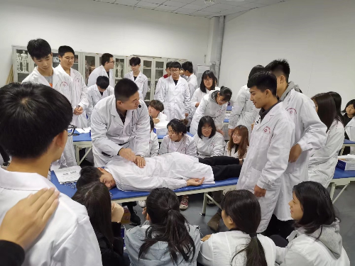 初中畢業(yè)能學(xué)口腔醫(yī)學(xué)專(zhuān)業(yè)嗎？